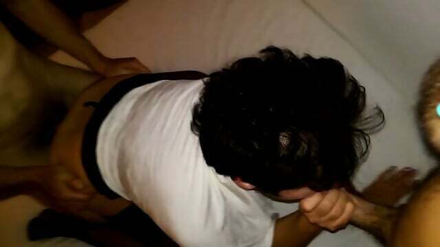Epouse offerte dans trio amateur avec deux inconnus baise
