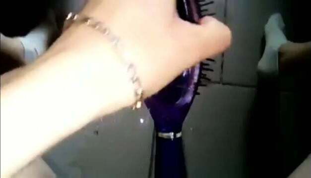 fais squirter chatte avec brosse cheuveux