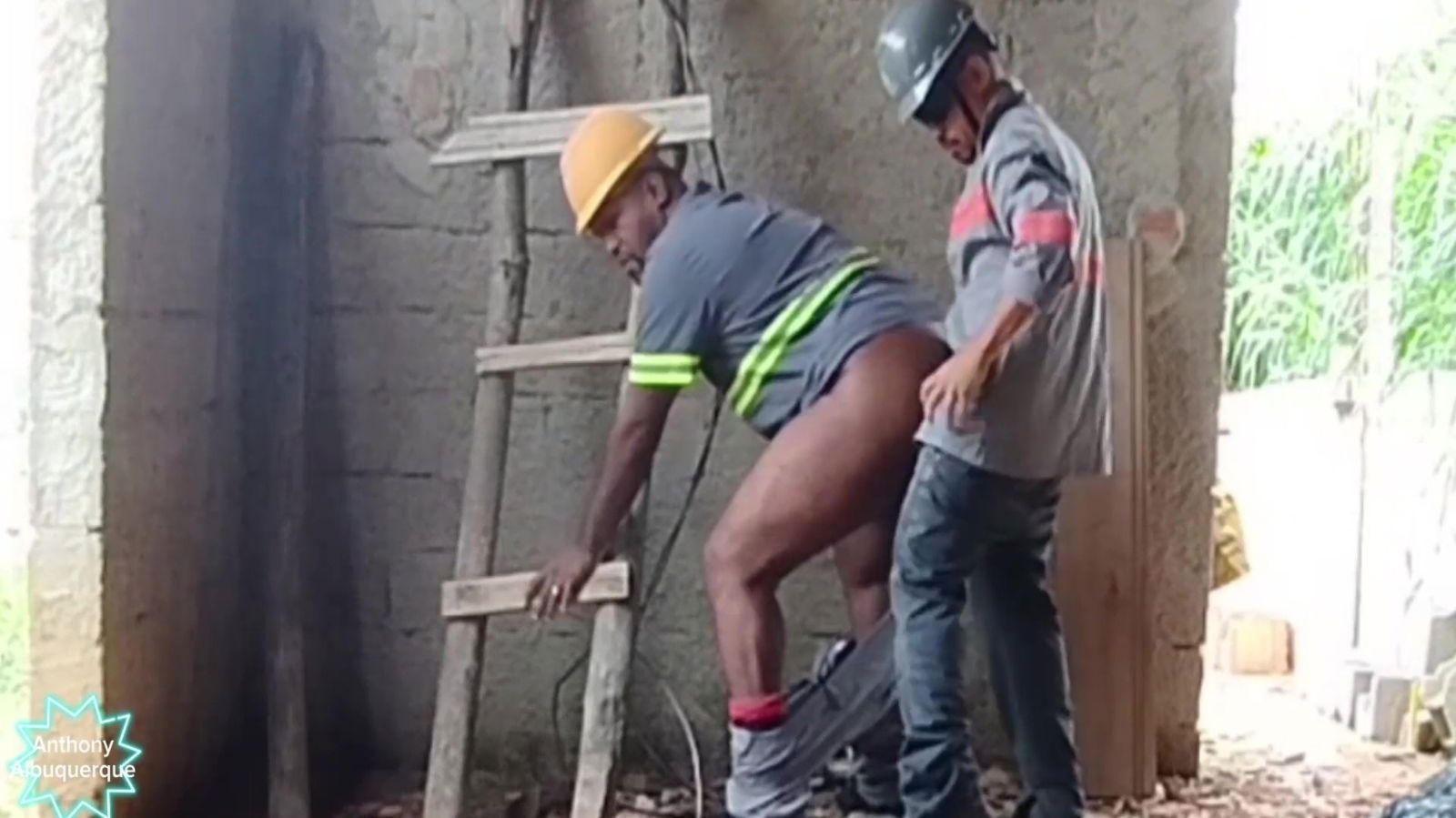 Hunter Black Eletricista Fudendo Ajudante Durante Servico