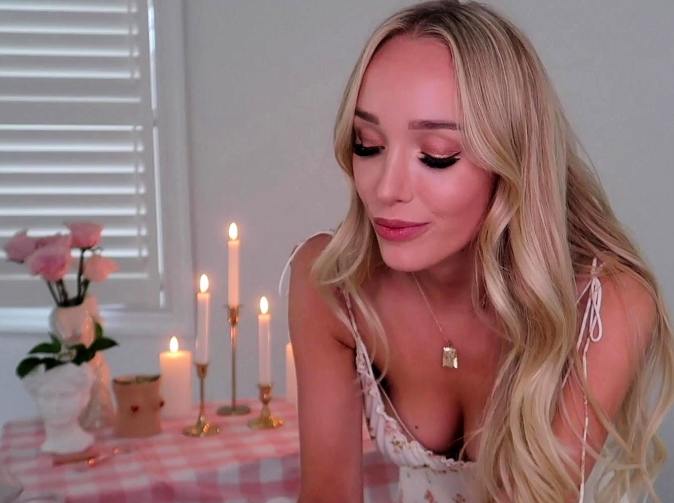 Gwen Gwiz ASMR Massage