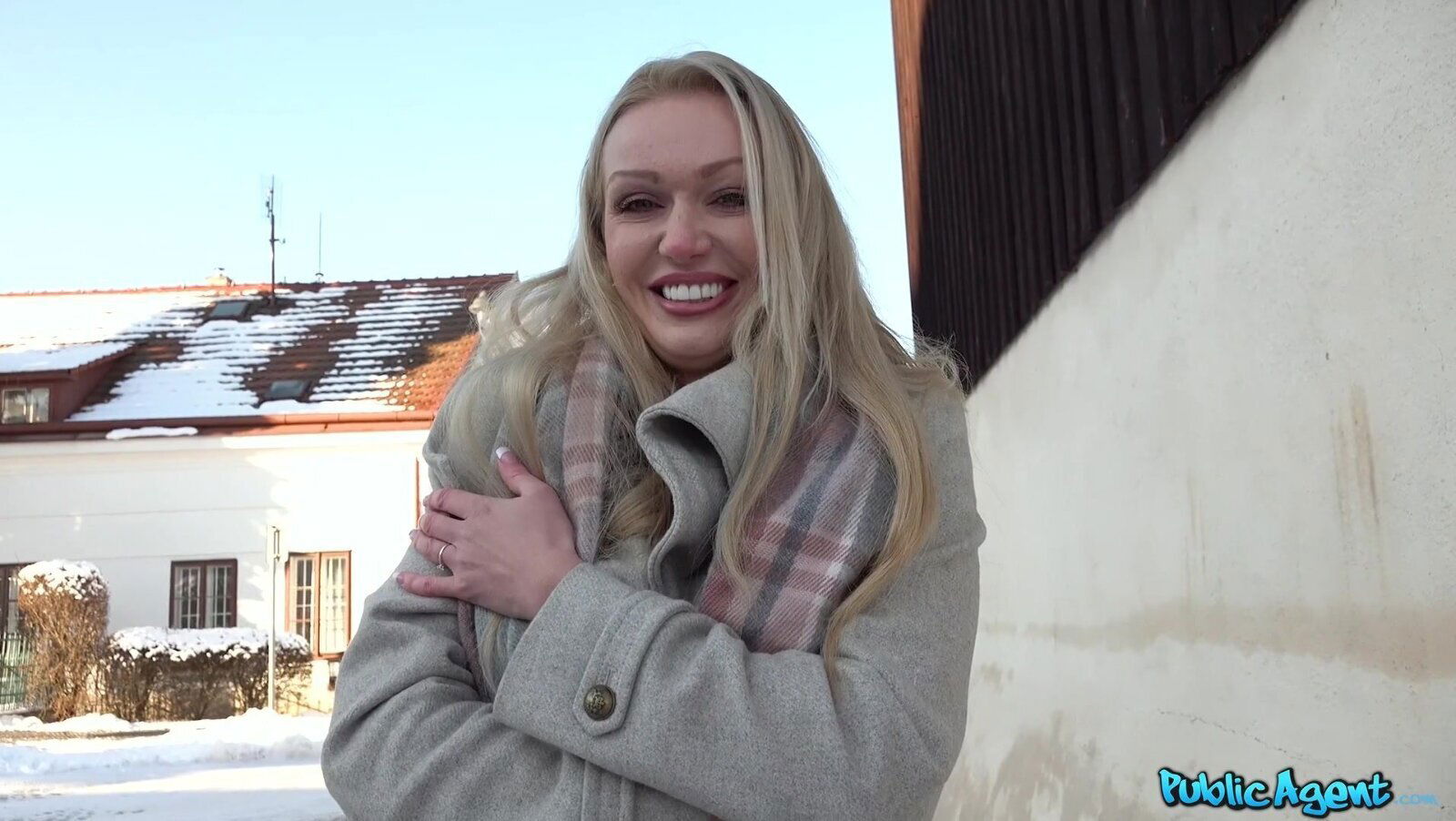 Amber Jayne's Alluring Curves Outdoor Passion