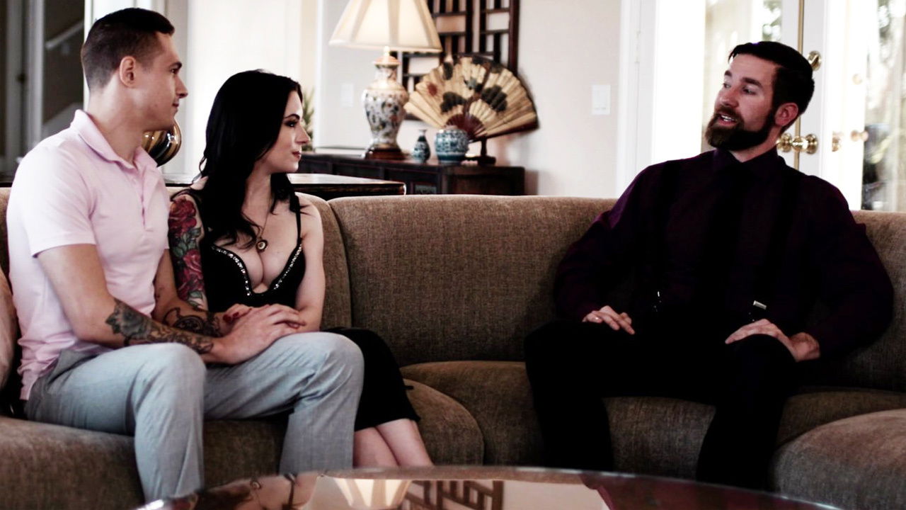 Full-bosomed gold digger fucks stepdad