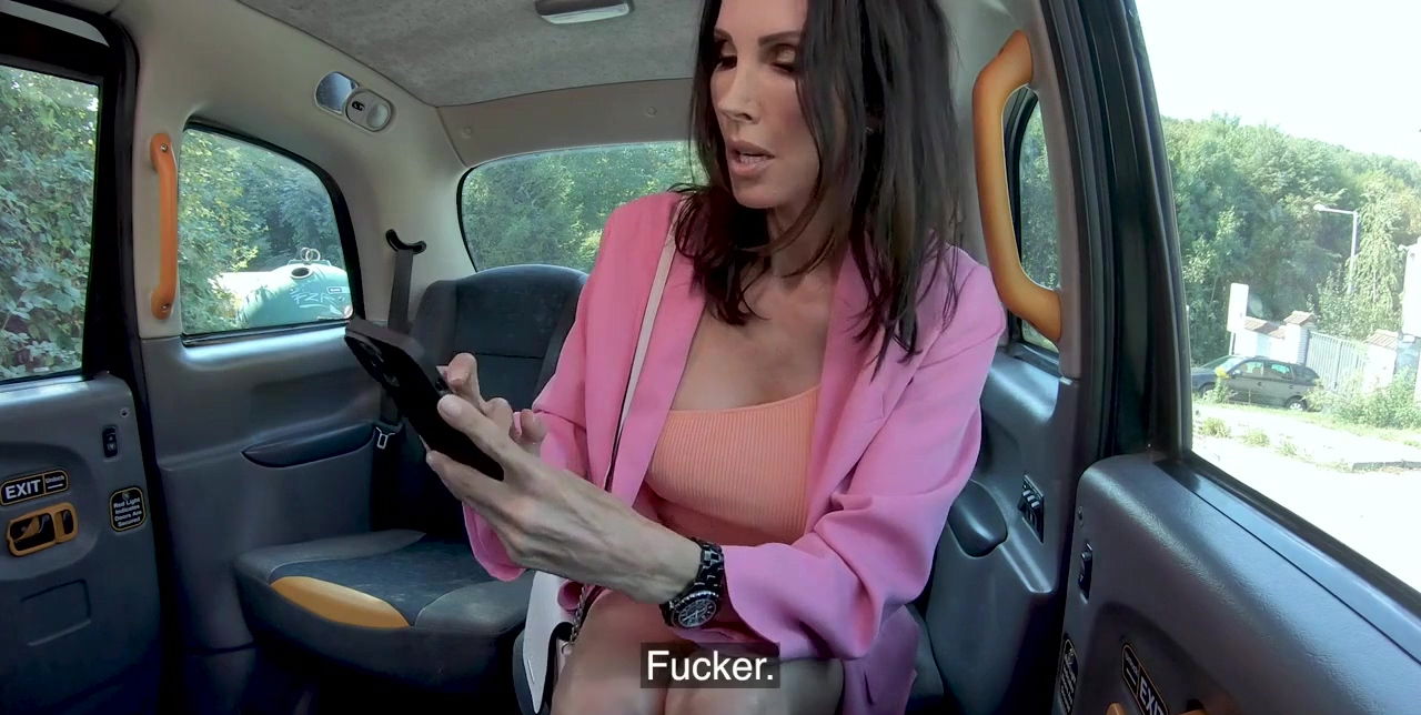 Seeing sexy cougar sight, taxi driver takes payment pussy