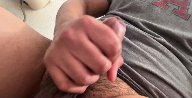 Mira como se la jala pensando en ti y se viene en tu cara