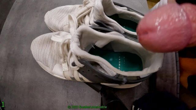 Cumshots Adidas (Slowmotion)