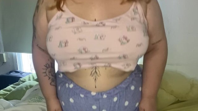 Gordita enseña grandes tetas naturales