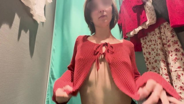 Luna essaie vêtements dans cabine Amateur Voyeur Public