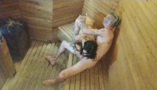 Cámara sauna comida flaca tatuada