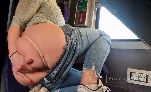 Exhib Risquée Doigts dans Train Plein Jour