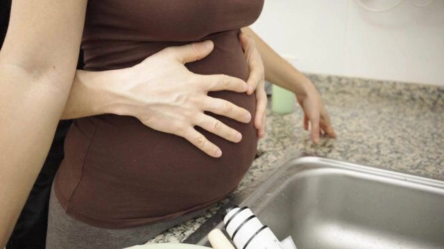 wash dishes brown T-shirt