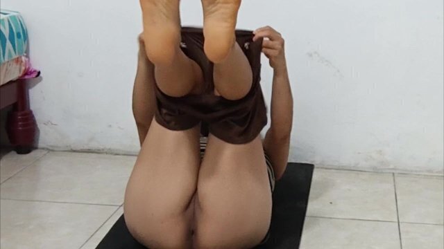 ends stripping while exercising, smooth pussy