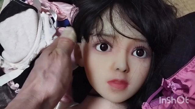 ラブドール夏美をいやらしく触っていく・・・