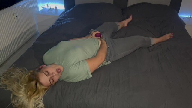 Bonie Clyde’s Vorspiel sexy heiss feucht intensiv multiple Orgasmen satisfyer Jeans Bett Kitzler