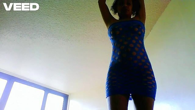 EBONY STRIPPER FROM LONDON BROWN SKIN BIG ASS ROUND BROWN SEXY FEET BLUE DRESS