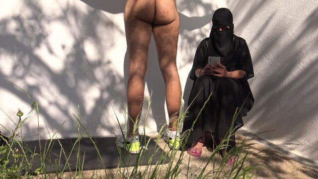 türk çiftçi büyük penisini göstermekten müslüman karısıyla birlikte antrenman yapmaktan korkmuyor