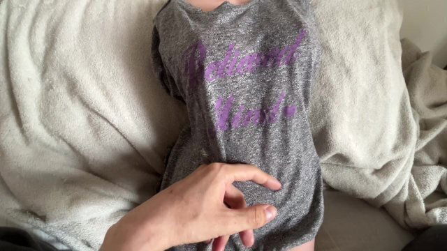 女性の体を愛でて気持ちを高める