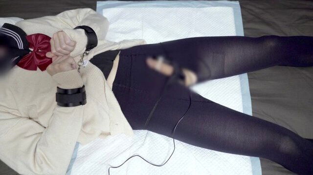 セーラー服姿で拘束、ローター固定されて触れずに射精｜ 女装オナニー 男の娘