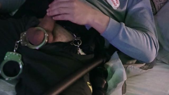 grilletes apretando huevos, vigilante seguridad