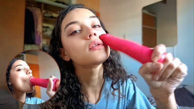Sexy latina mamando Dildo disfruta como fuese real