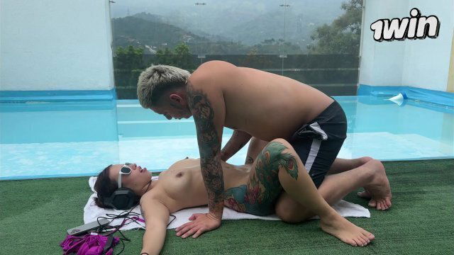 COLOMBIANA CACHONDA RECIBE MASAJE EROTICO PISCINA KATTY BLAKE