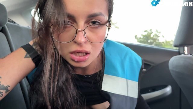 Horny Customer Pays Delivery Quick