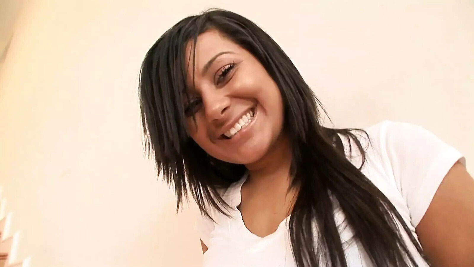 Barely legal Samira Kiss slut with brown hair gets