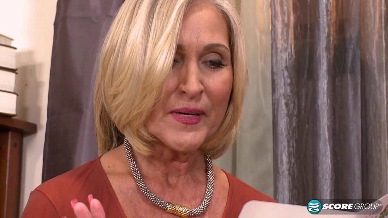 Southern belle shows pussy