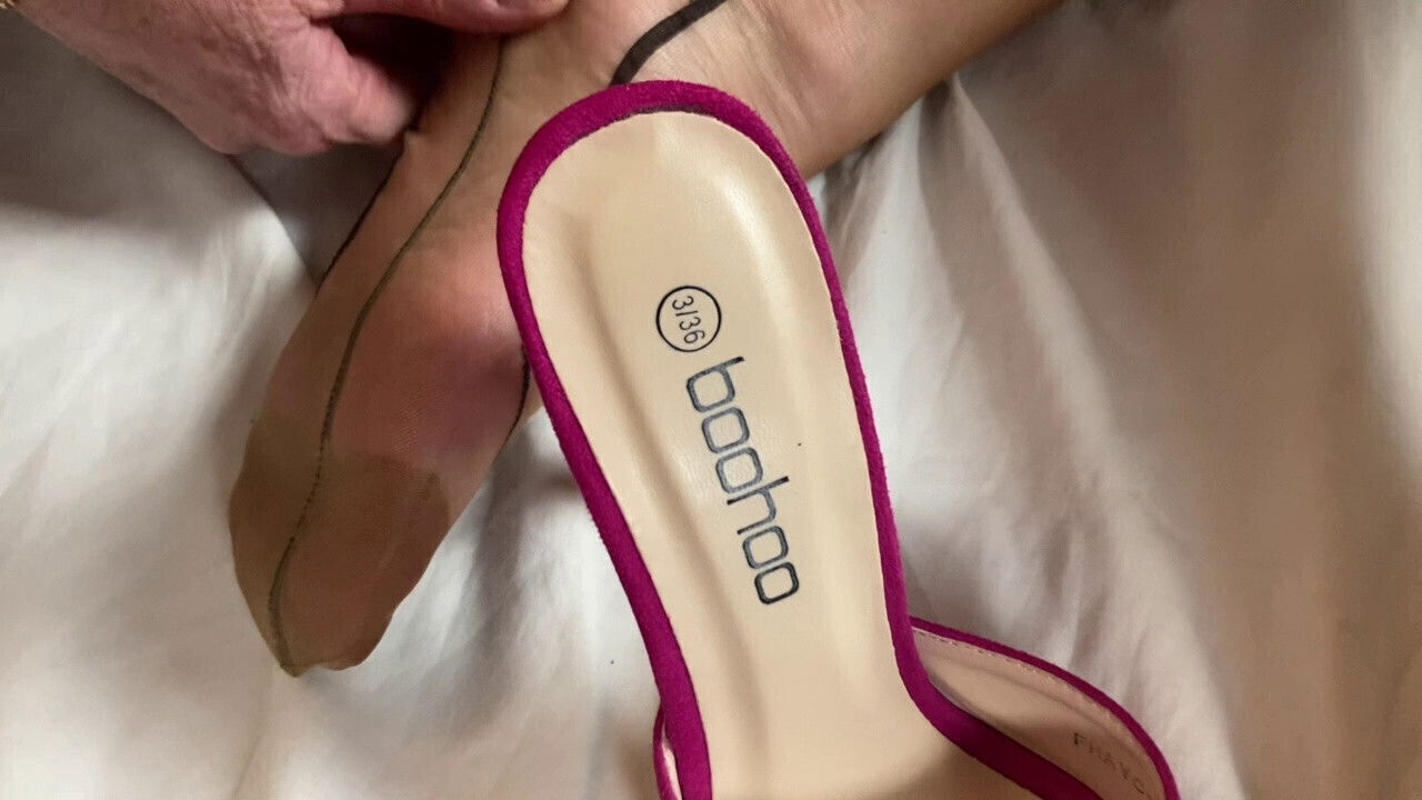 Mature Feet showing boobs tiny feet.