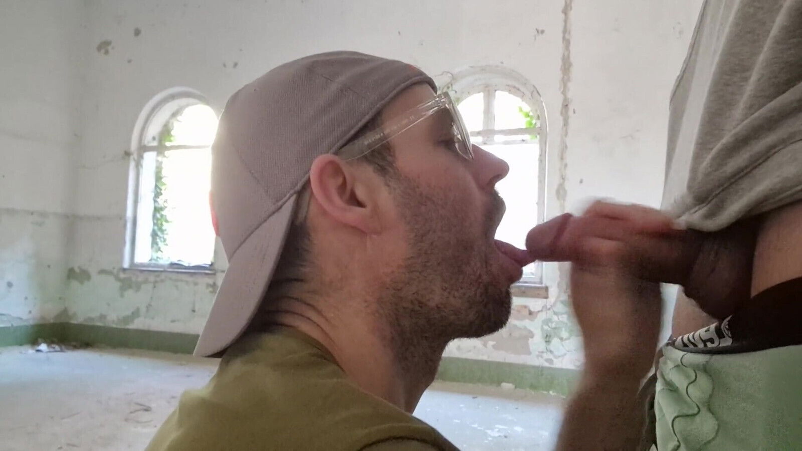 Little Offers Tourist Suck Him, Swallows