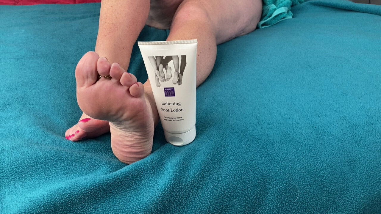 Mature Feet foot moisturise sexy feet