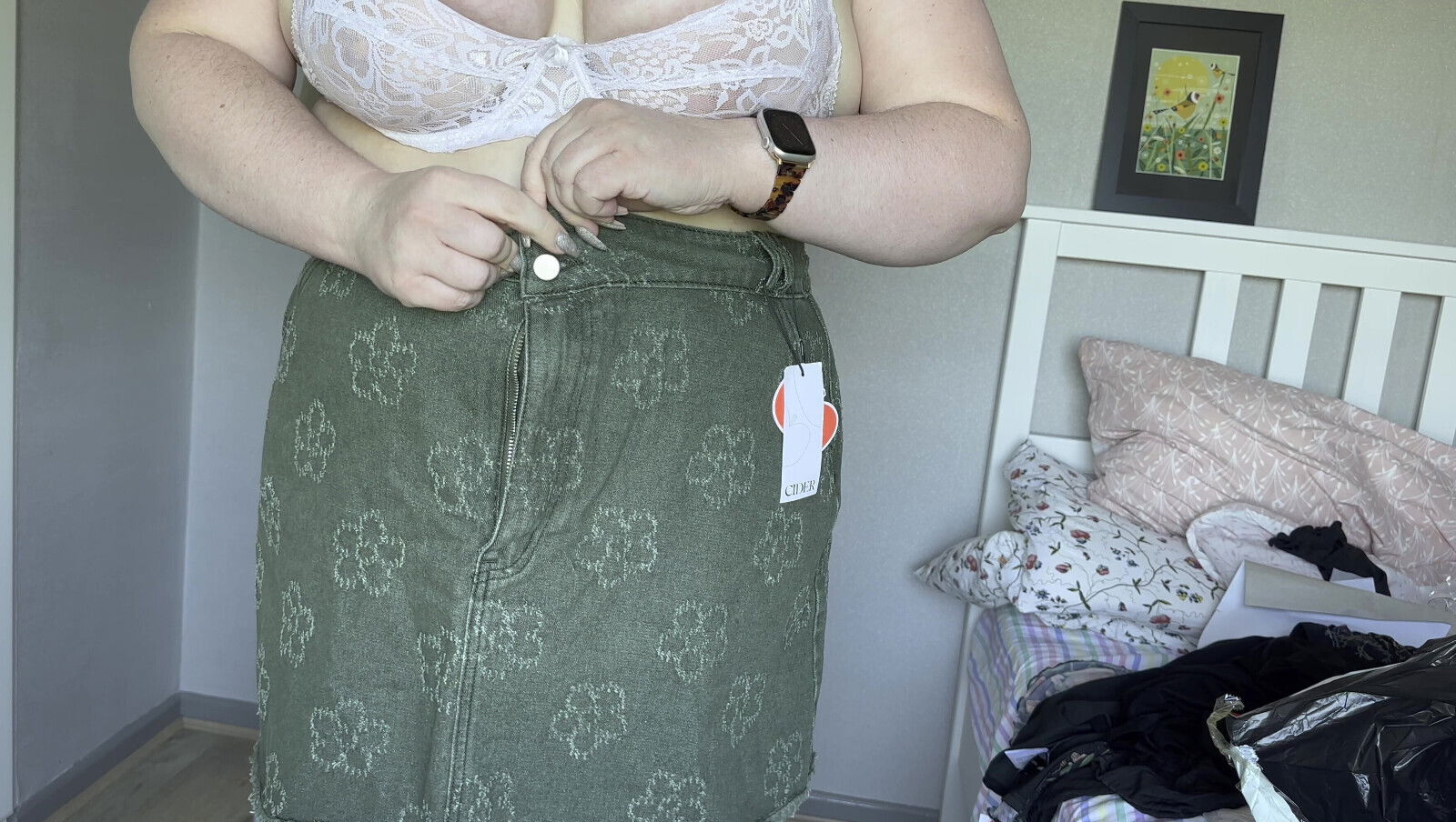 real amateur chubby girl with tattoos tries bras dresses