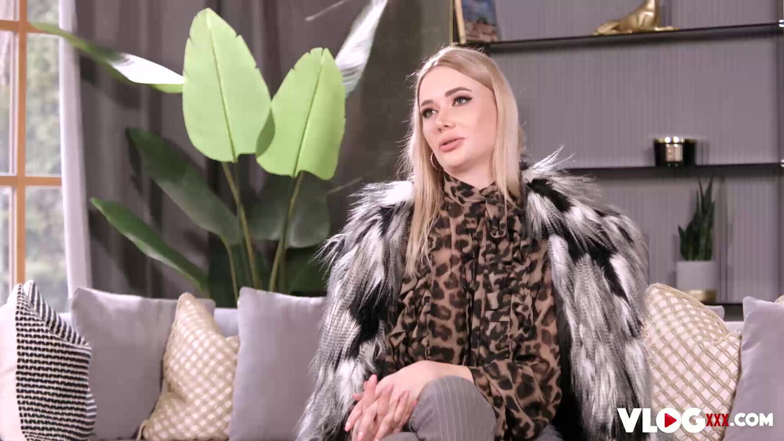 Perky Venera Maxima Soothes Pussy With Rough Couch