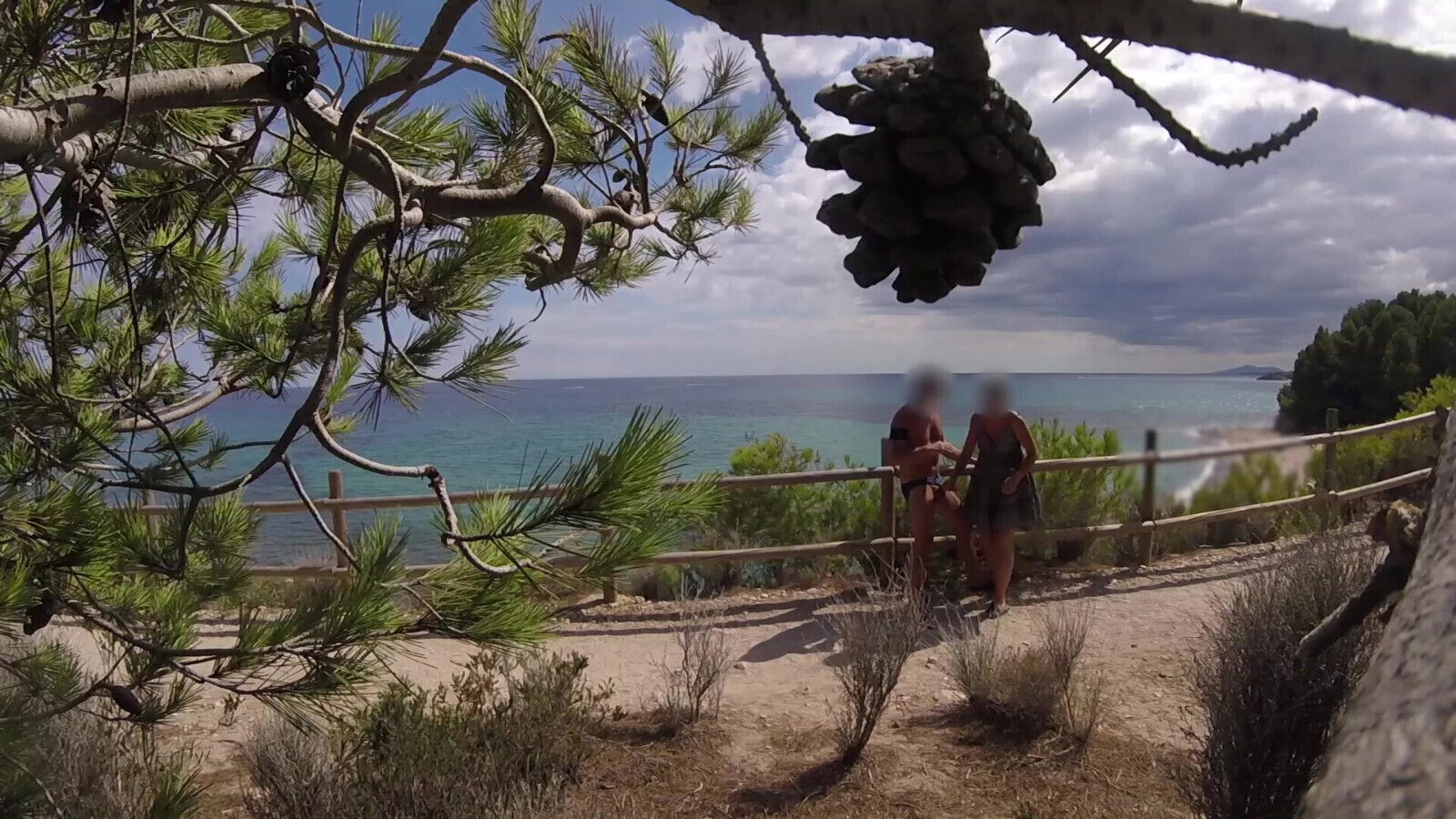 Dick flash pull front French girl beach path helps mounth CAUGHT