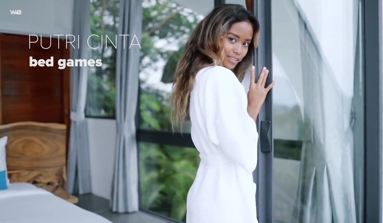 Today, we'd like present first film stunning Putri Cinta