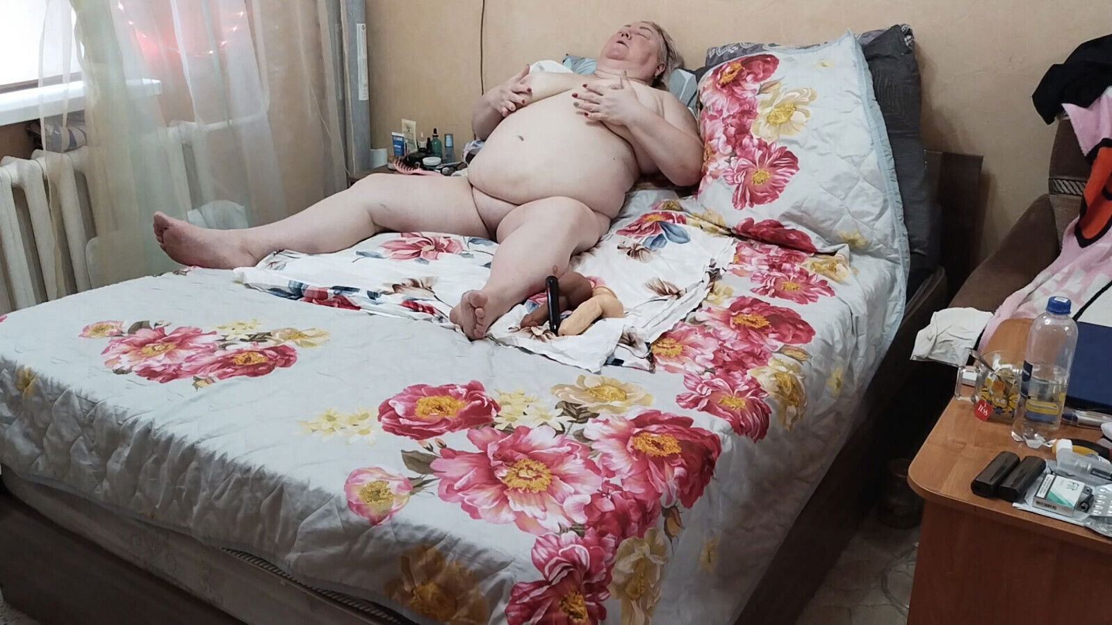 toys neighbor's meaty pussy