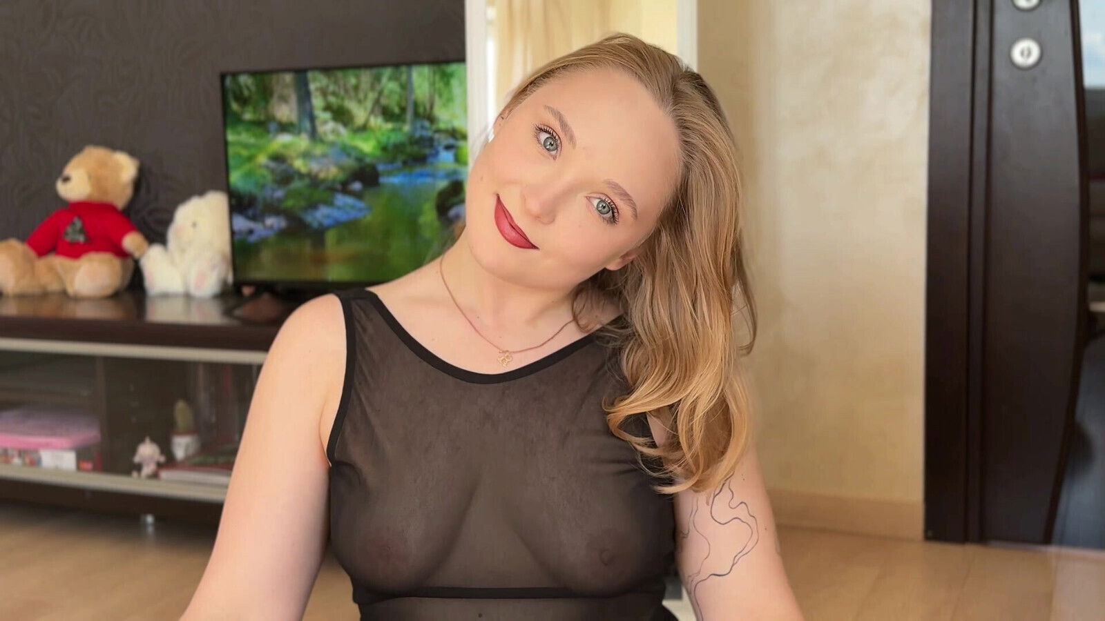 Agile hottie with shows skills