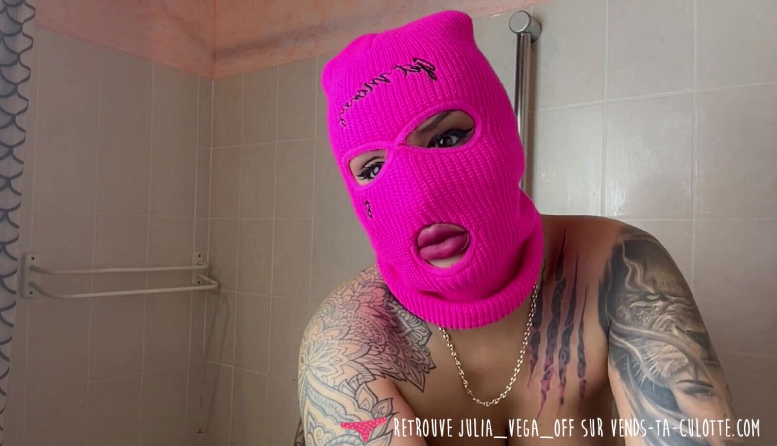 Vends-ta-culotte Stunning luscious brunette masturbates pussy shower