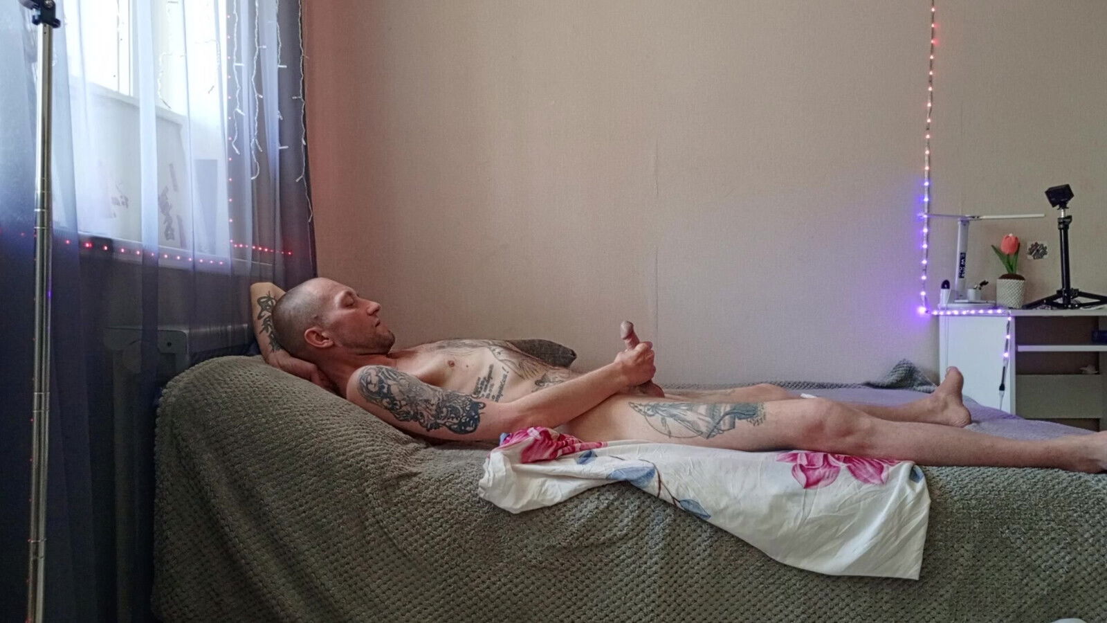 friend jerking dick started sucking until came mouth