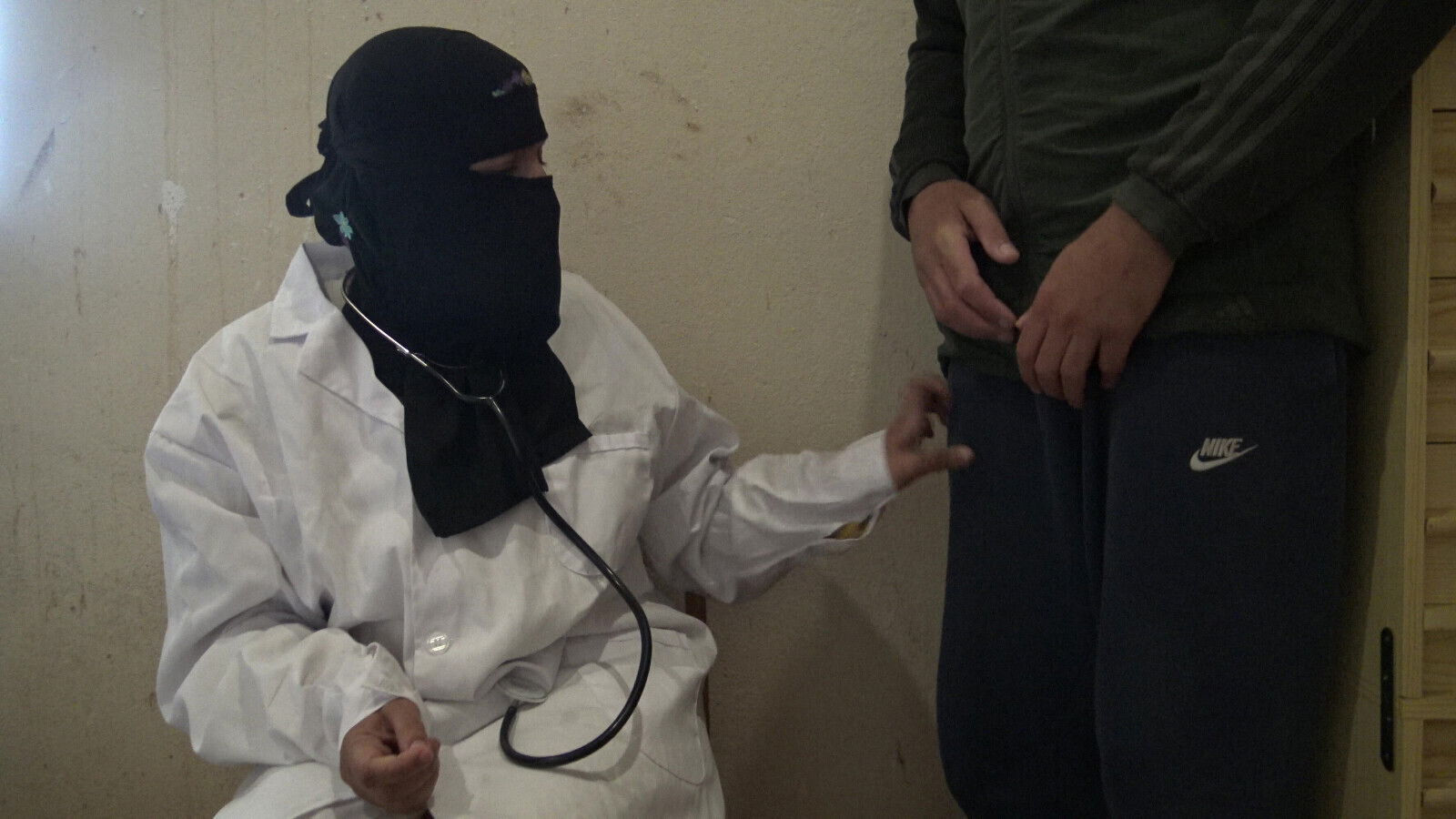 Naughty female muslim doctor gives handjob patients