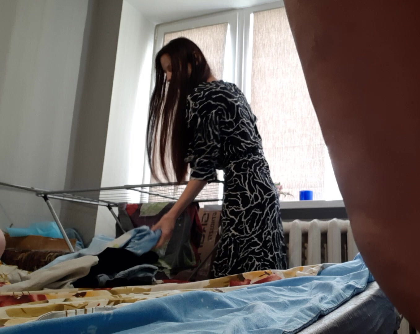 While girlfriend hanging laundry fucked pussy hard