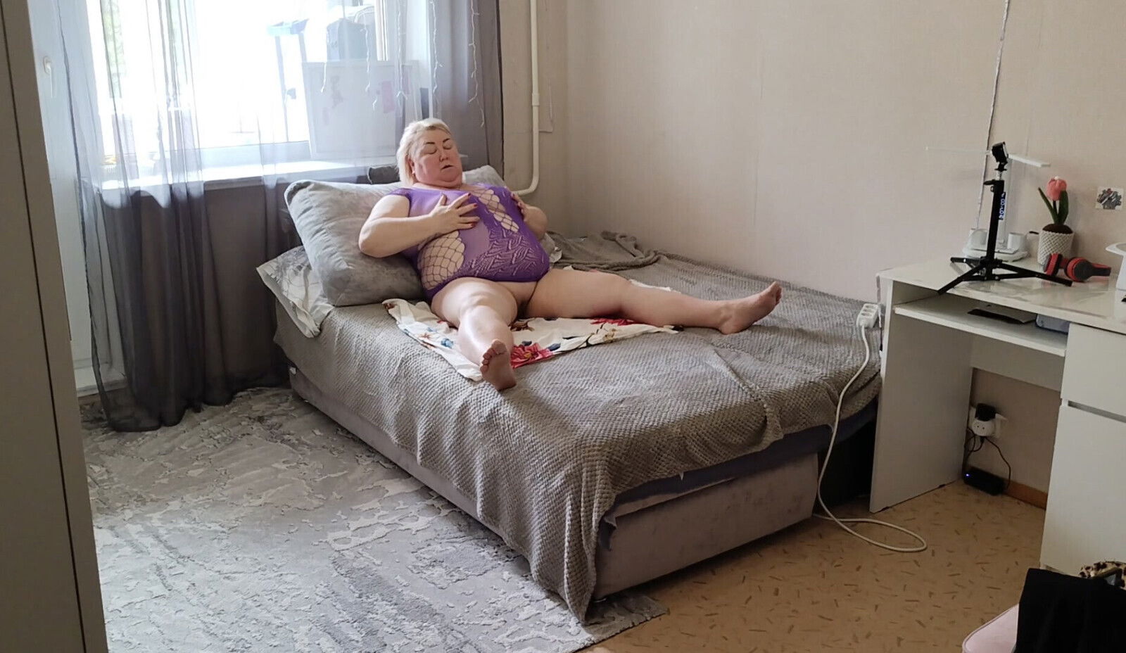 friend plays with pussy with comb