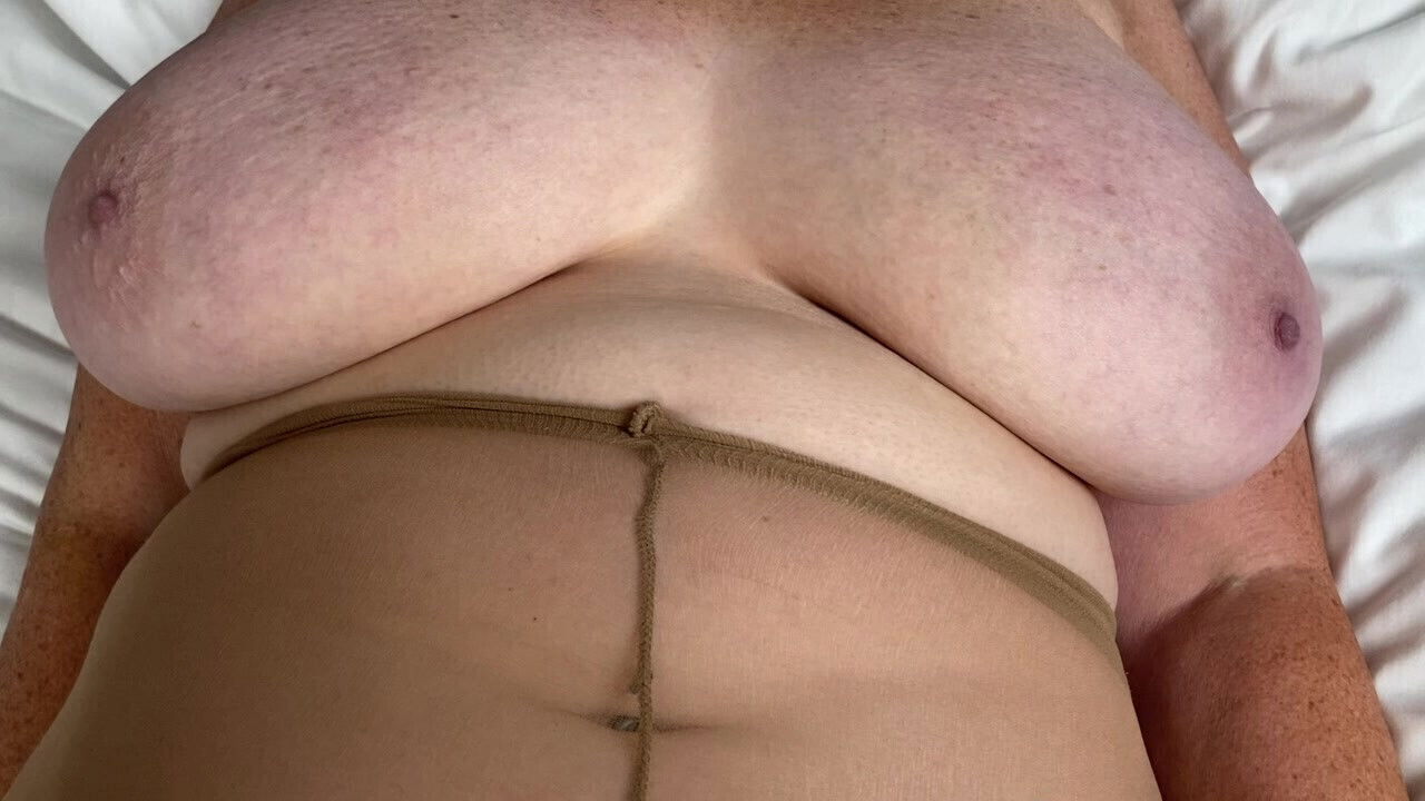 Mature Feet wearing Pantyhose