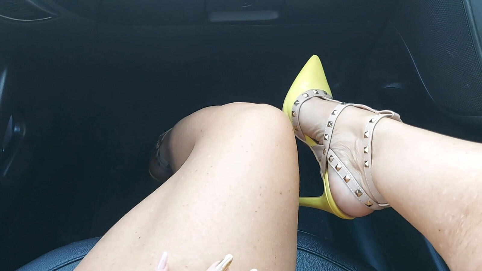 milf heels short skirt calls taxi masturbates car. Part.1