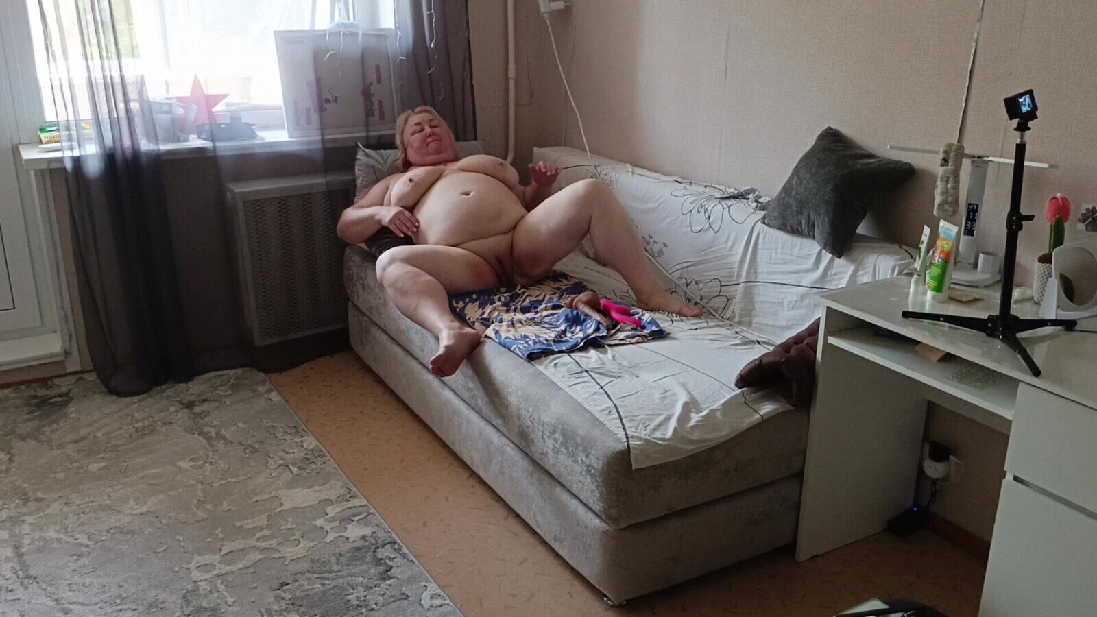 Insatiable girlfriend masturbates pussy free time