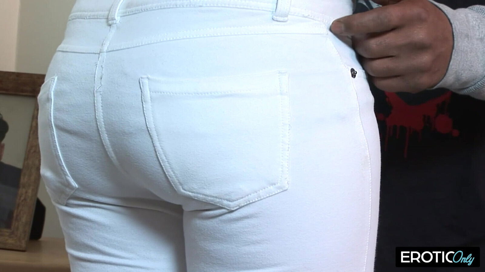 Körper unter seinen tiefen Stößen