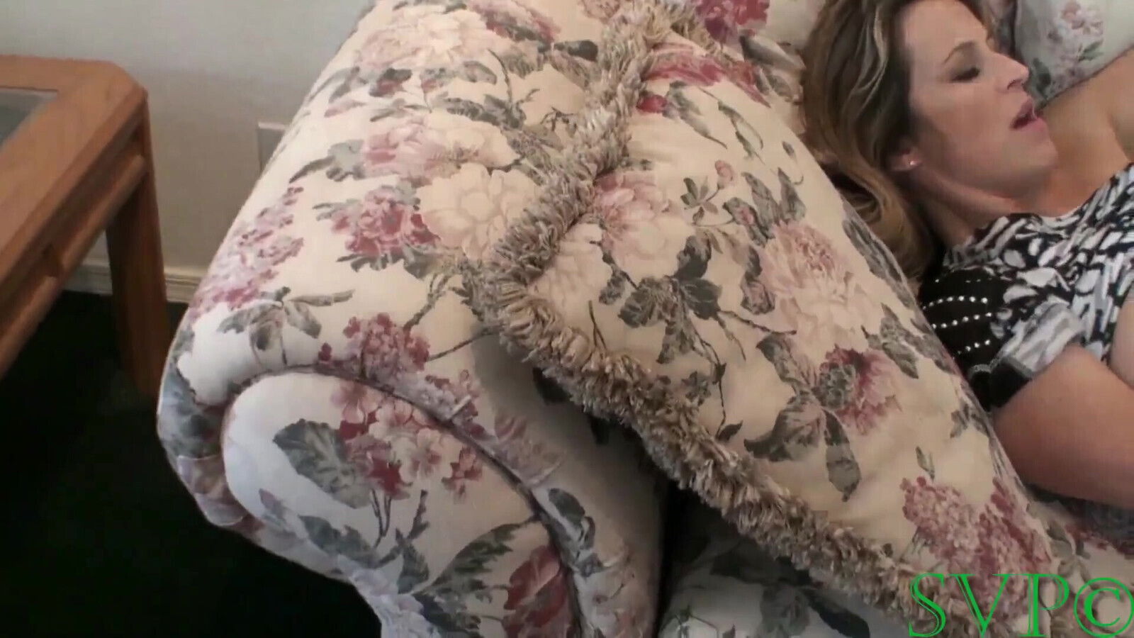 Cougar Stepmom Finds Been Chating with Stepdaughter They Fuck Each Other