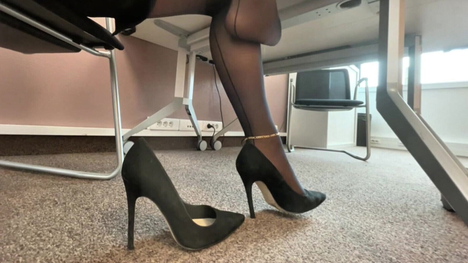 Look Feet While Ignore Work