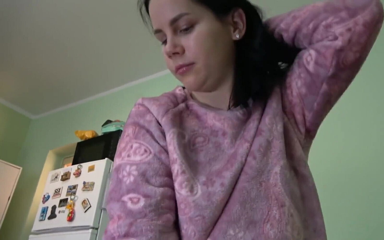 Fluffy Sweater Gives Blowjob Cums