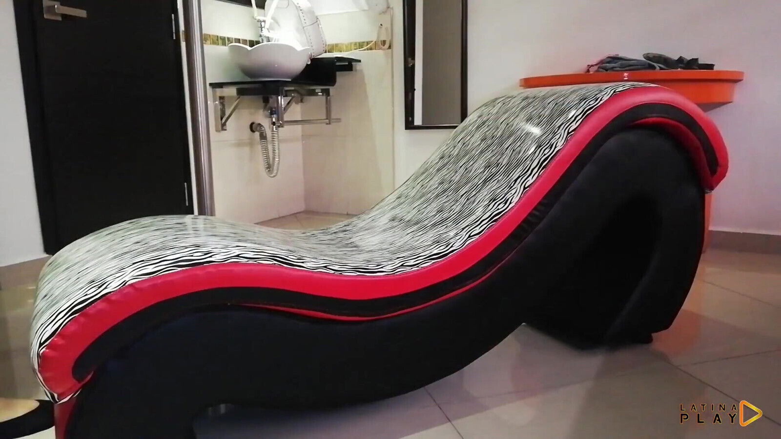 18yo Latina Teen Enjoys Cumshot