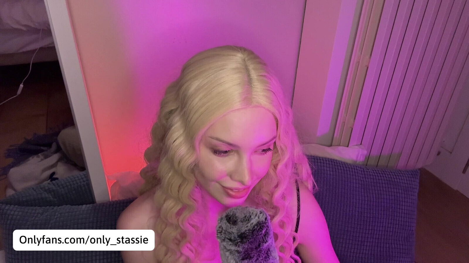 ASMR RELAX Cute Blonde Pumping Knees Make CUM. Stassie Reed